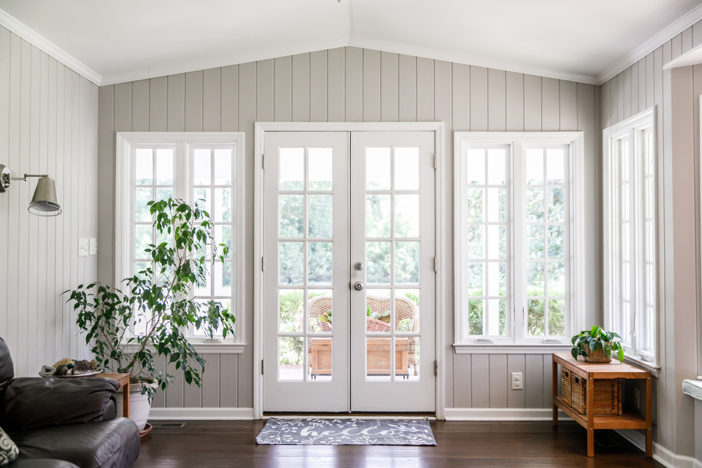Large,and,open,living,room,den,sun,room,with,windows